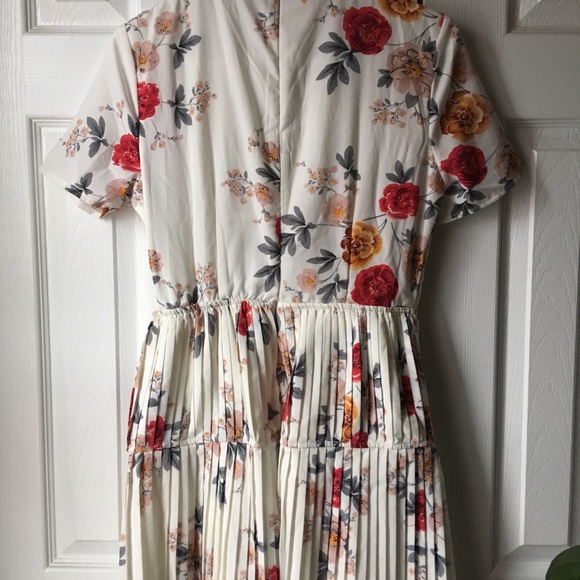 FINAL PRICE! ACT FAST! Boohoo Floral Pleated - Picture 5 of 7